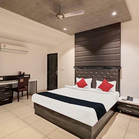 Dev Motel And Banquet Nadiād Esterno foto