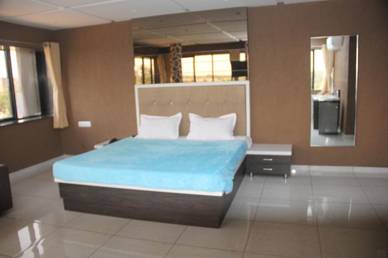 Dev Motel And Banquet Nadiād Esterno foto
