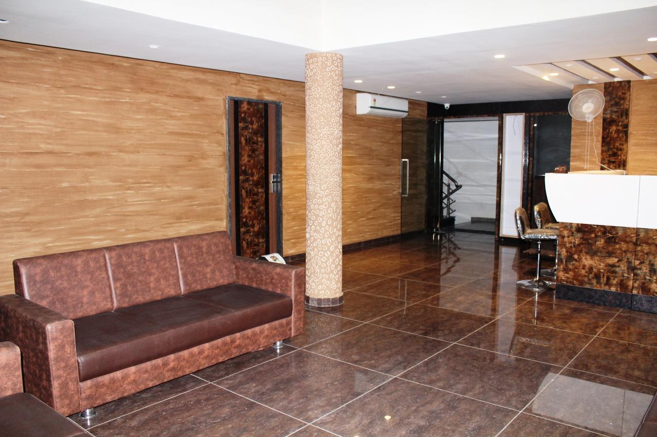 Dev Motel And Banquet Nadiād Esterno foto