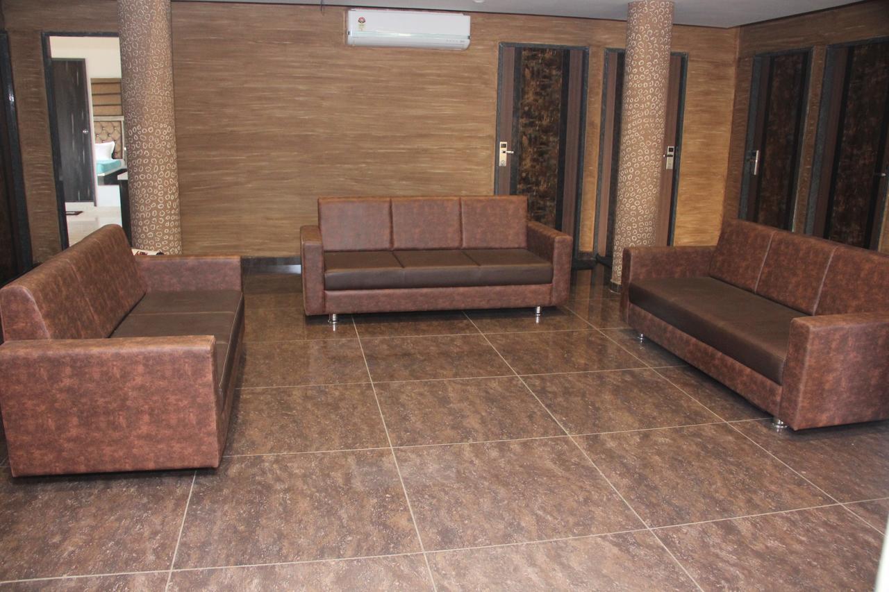 Dev Motel And Banquet Nadiād Esterno foto