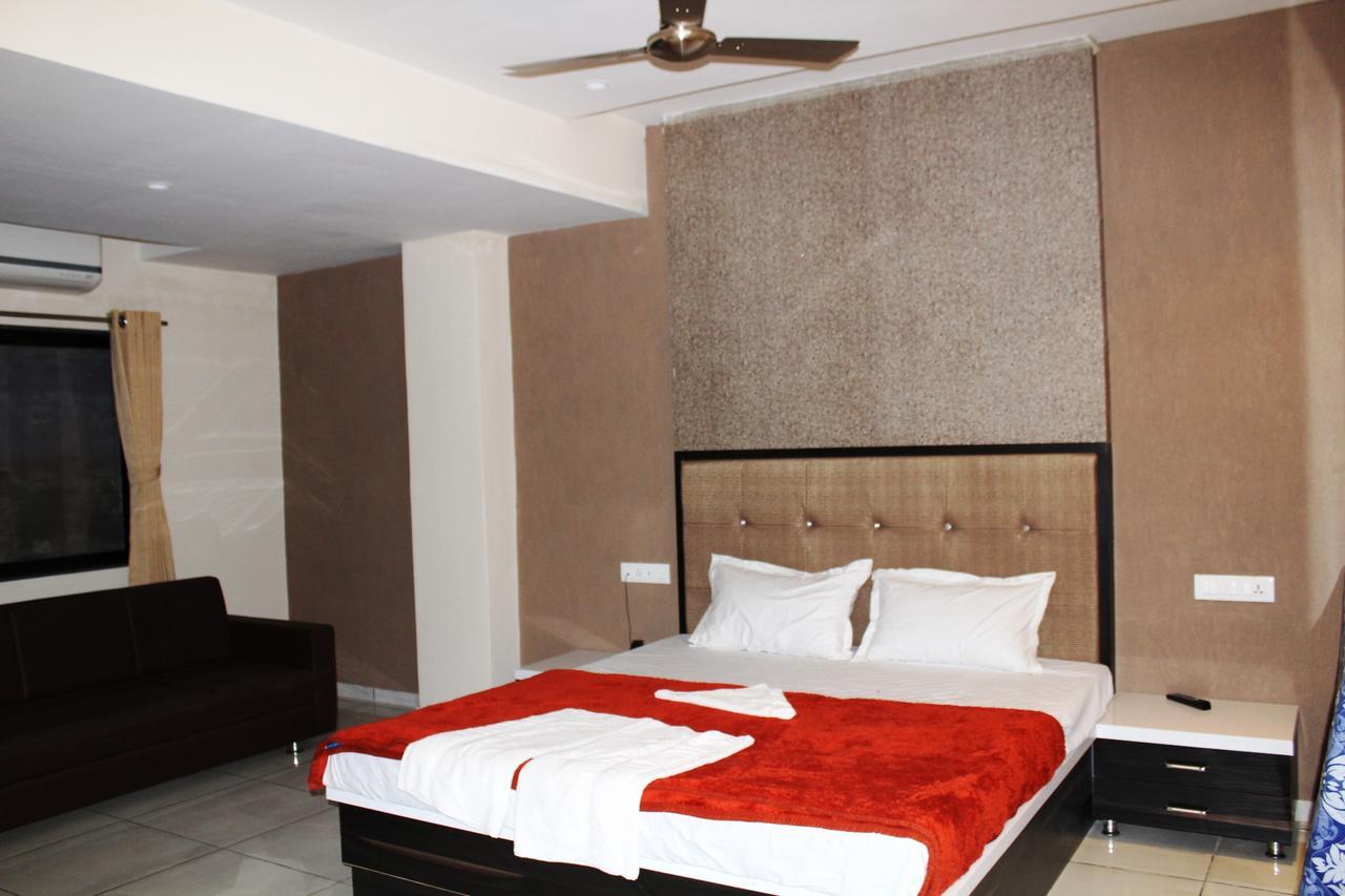 Dev Motel And Banquet Nadiād Esterno foto