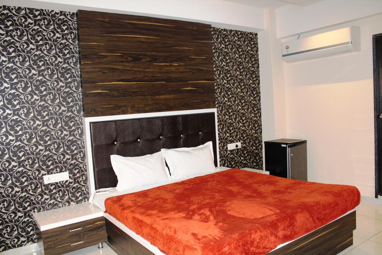 Dev Motel And Banquet Nadiād Esterno foto