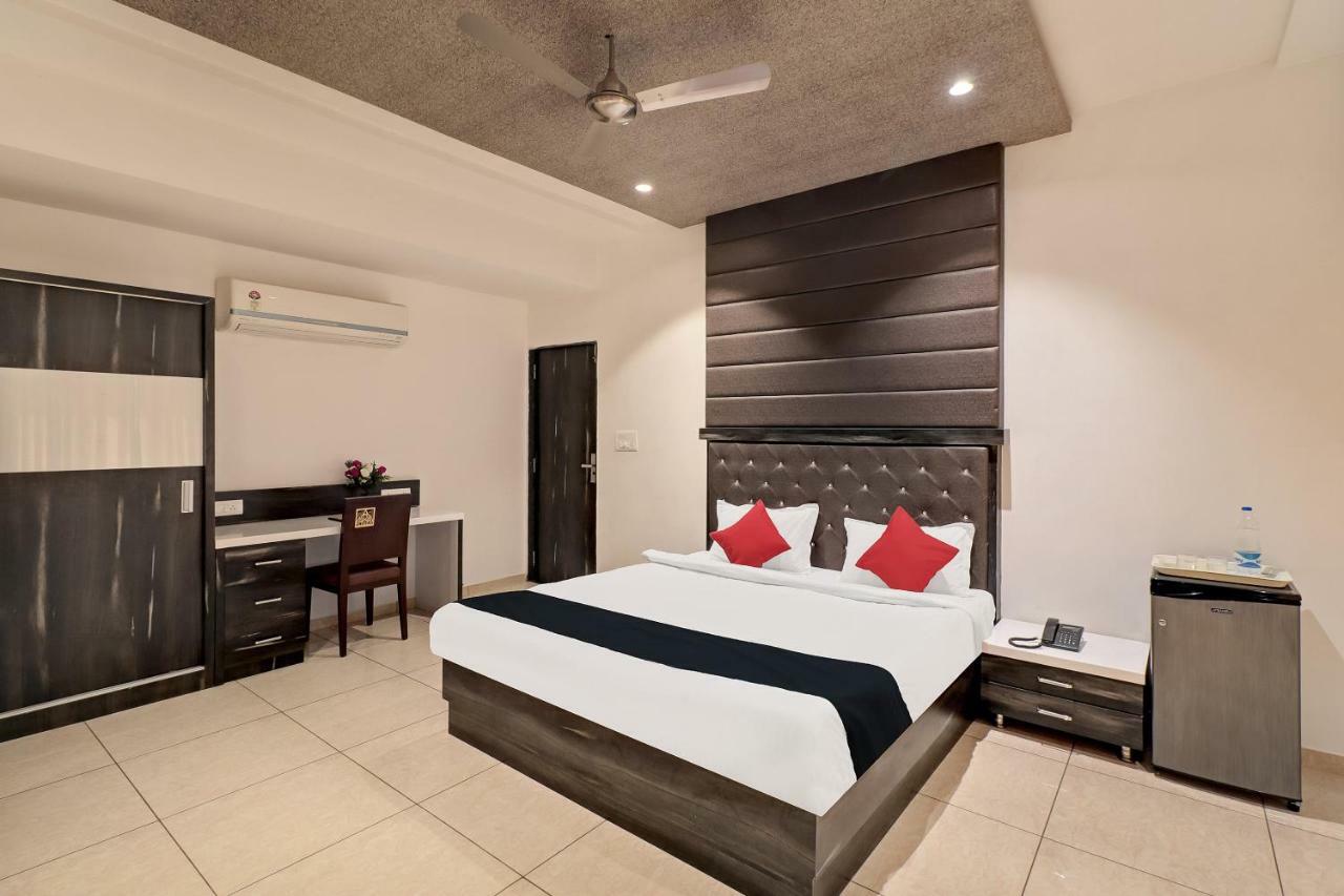 Dev Motel And Banquet Nadiād Esterno foto